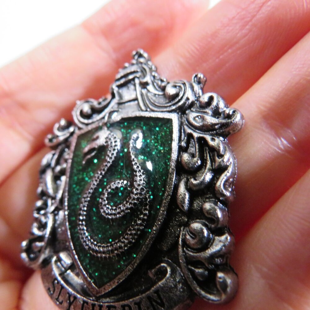 Harry Potter Metal Lapel Pin GREEN from Universal Orlando - Picture 4 of 6